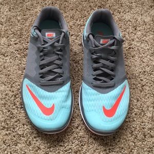 Women’s 6.5 Nike fit sole running sneakers